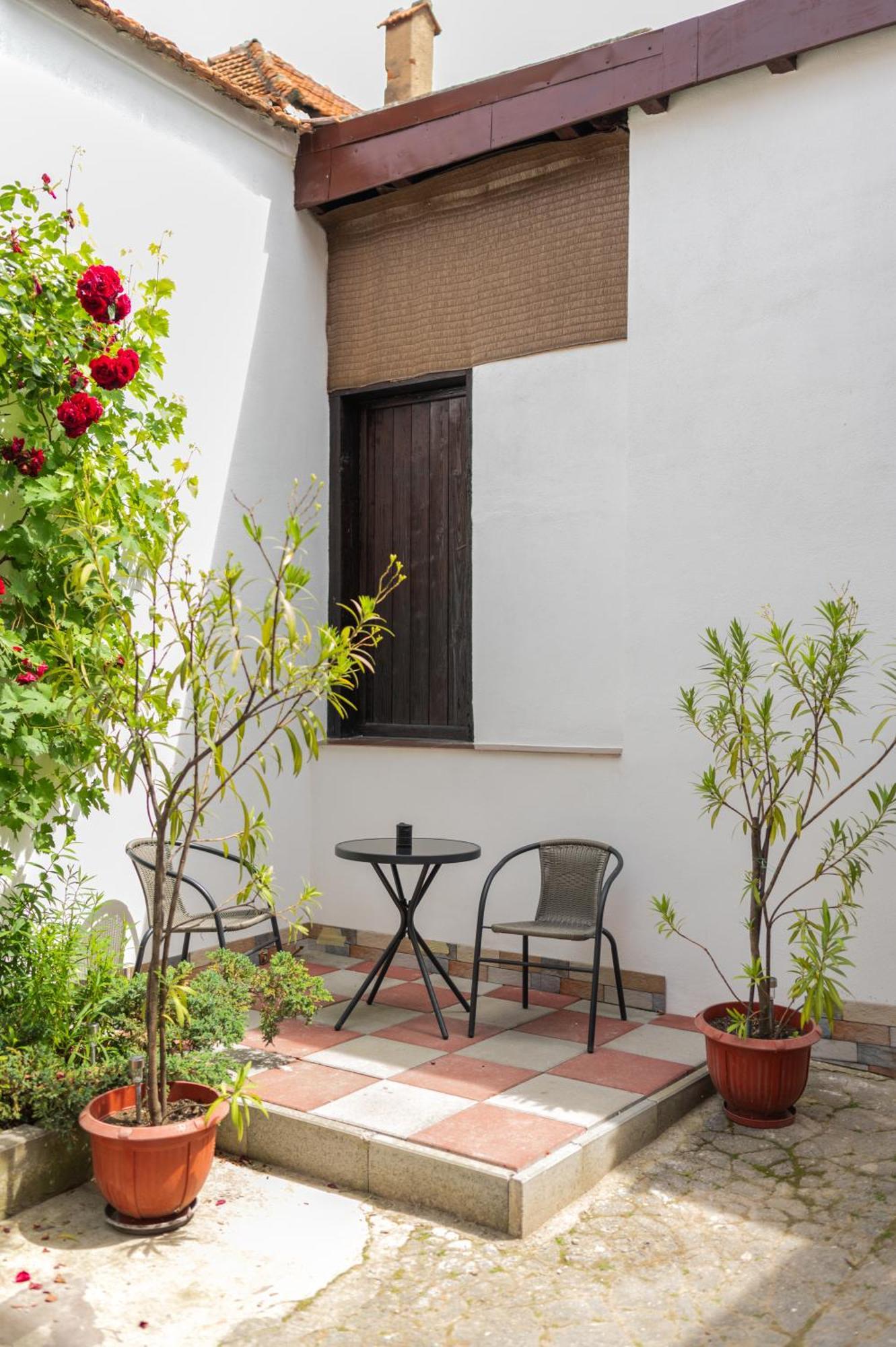 Fun House - Comfortable Stay With Garden And Near Parking Braşov Esterno foto